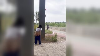 Em học sinh đang đái bậy thì có người đi qua