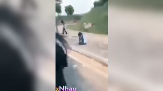 Trời ơi tội nghiệp nhỏ đi chơi bị đám bạn đánh lột đồ
