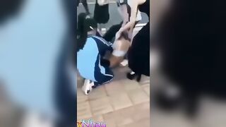 Trời ơi tội nghiệp nhỏ đi chơi bị đám bạn đánh lột đồ