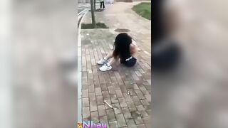 Trời ơi tội nghiệp nhỏ đi chơi bị đám bạn đánh lột đồ