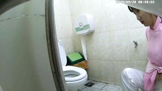 Học sinh hư quay lén cô giáo đi wc