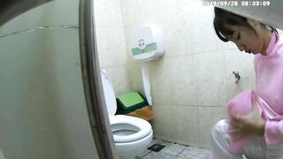 Học sinh hư quay lén cô giáo đi wc