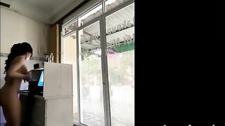 Em gái hớt tóc vừa thủ dâm vừa lo sợ trông kích thích quá