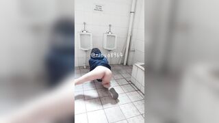 Em gái thích khổ dâm trong nhà vệ sinh