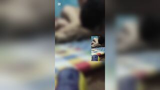 Con bạn say không biết gì bị 2 thg bạn dẫn vào phòng thay nhau địt