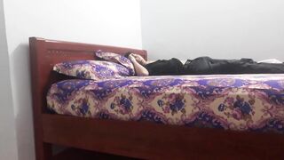Tôi thanh niên bị 2 con bạn đánh thuốc thi nhau địt