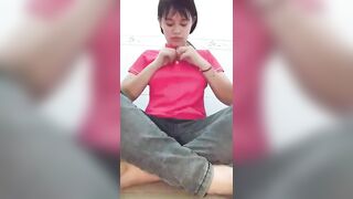 Em gái mới lớn ở nhà một mình nứng lồn quá thủ dâm cho bớt ngứa lồn 2