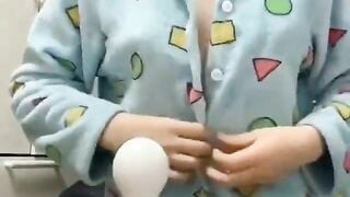 Bé học sinh thủ dâm với thành giường