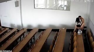 Quay lén 2 em sinh viên chơi nhau trong lớp