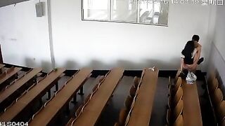 Quay lén 2 em sinh viên chơi nhau trong lớp