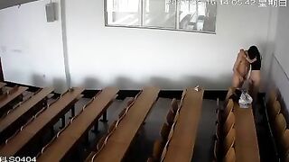 Quay lén 2 em sinh viên chơi nhau trong lớp