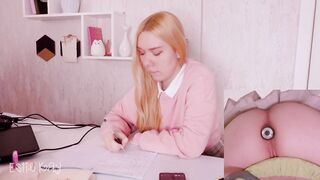 Giúp chị kế của tôi làm bài tập, nhưng cô ấy quá mất tập trung với việc cắm máy rung