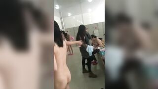 Nhà tắm công cộng hôm nay lạ quá