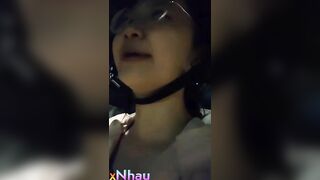 Em nó thích hoà mình với thiên nhiên trông kích thích ghê
