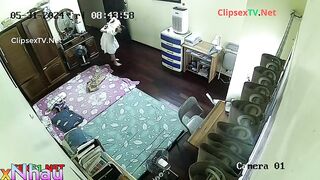 Em gái mới lớn bị cha đặt cam quay lén trông quá kích thích