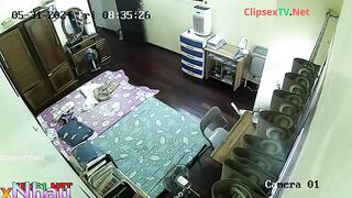 Em gái mới lớn bị cha đặt cam quay lén trông quá kích thích