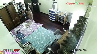 Em gái mới lớn bị cha đặt cam quay lén trông quá kích thích
