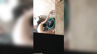 2 em gái về quê nghỉ lễ bị hàng xóm quay lén