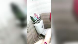 Bất ngờ mở cửa vào tắm chung với cô bạn thân