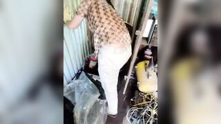 Qua phụ chị hàng xóm được chị thưởng cho bú cu nhưng ck cj về