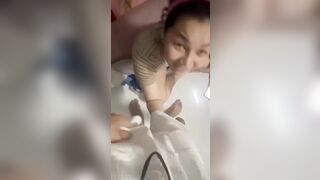 cho em hàng xóm mượn điện thoại học bài và được em nó bú cu