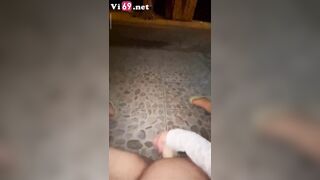 Em gái chs lớn móc lồn trước cửa nhà suýt thì bị phát hiện