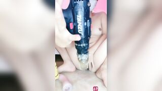 Thủ dâm bằng máy khoan bắn nước tung toé lm e rùng mình