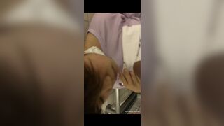 Lôi bé HS vào wc móc bướm xong còn bắt con bé bú cu