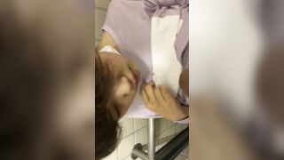 Lôi bé HS vào wc móc bướm xong còn bắt con bé bú cu