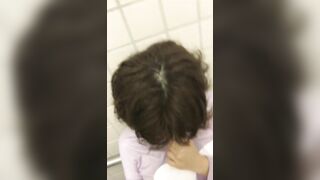 Lôi bé HS vào wc móc bướm xong còn bắt con bé bú cu