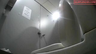 8.37quay lén em nhân viên đi vệ sinh.