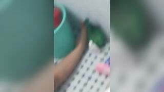 quay lén phát hiện chị gái đang móc bướm thủ dâm