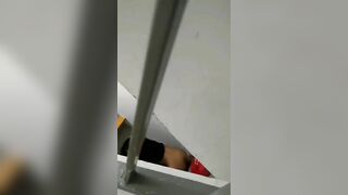 Quay lén đôi trẻ đụ nhau ở cầu thang chung cư