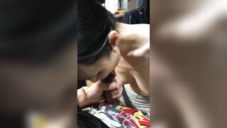 Cắt tóc mà được bú luôn đầu dưới chị chủ quán lồn ngon