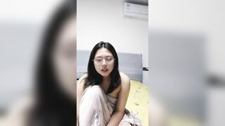 Đang thủ dâm cho ny xem thì mẹ vào và cái kết tung loz