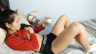 Em gái vừa xem hentai vừa đưa tay vào quần móc lồn (1)