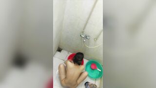 Thằng em rể nhân lúc chị dâu đi tắm liền quay lén