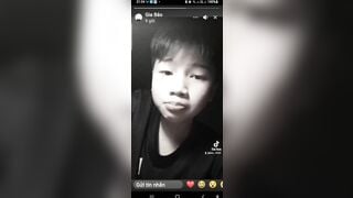 bé tí tập quay sex