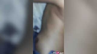 Xếp hàng chờ đến lượt check hàng cô bạn thân da ngăm 2