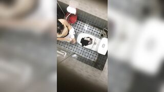quay lén nhà vệ sinh nữ của trường nội trú em học sinh thay đồ