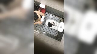 quay lén nhà vệ sinh nữ của trường nội trú em học sinh thay đồ
