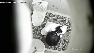 quay lén con bạn đi tè trong nhà WC của trường