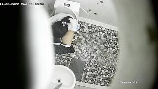 quay lén con bạn đi tè trong nhà WC của trường