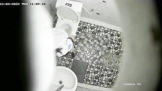 quay lén con bạn đi tè trong nhà WC của trường