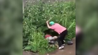 Đang public thì bị bà lão đánh đuổi đi