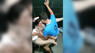 Bắt gặp cặp đôi địt nhau trong nhà vệ sinh công cộng trong dịp lễ