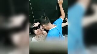 Bắt gặp cặp đôi địt nhau trong nhà vệ sinh công cộng trong dịp lễ