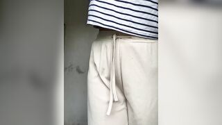 Gái quê đó, có bố ở ngoài mà dám show lồn vú trong bếp