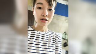 Gái quê đó, có bố ở ngoài mà dám show lồn vú trong bếp