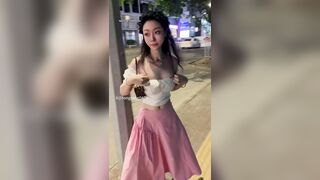 Gái dâm ra đường khoe vú cho mấy anh Ấn Độ xem